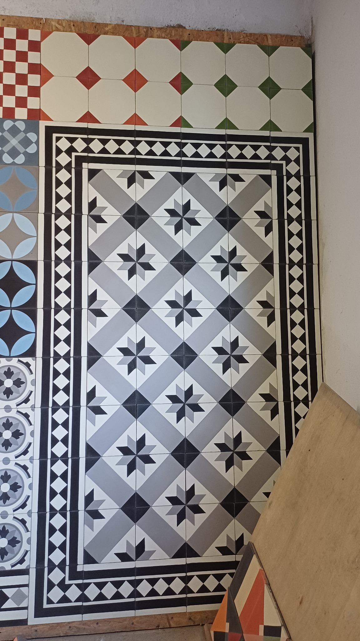 Geometric Purpura floor composition with star and diamond motifs